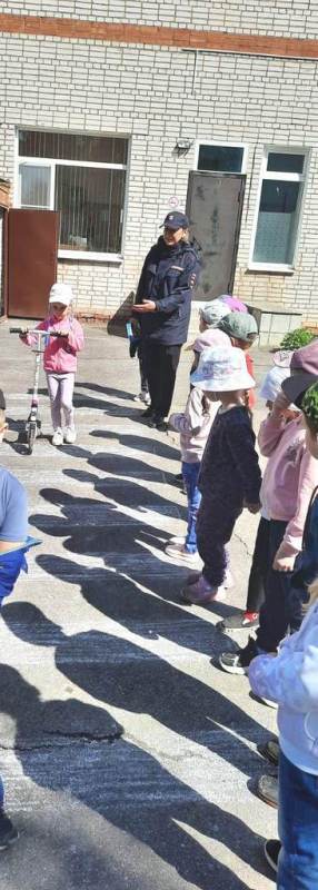 Педагоги Сланцевского детского сада №2 вместе с сотрудниками Госавтоинспекции в рамках профилактического мероприятия 