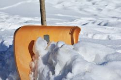 Власти Ленобласти разъяснили, кому куда звонить по вопросам уборки снега