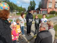 Сланцевские дошкольники на детских площадках популяризируют соблюдение правил дорожного движения