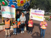 Сланцевские дошкольники на детских площадках популяризируют соблюдение правил дорожного движения
